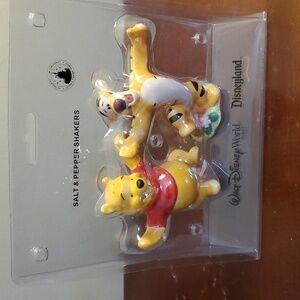 DISNEY Salt and Pepper Shakers Pooh and Tigger NWOT